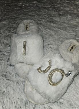 Dearfoams “I Do” Bridal Slippers ✧ White Faux Fur Memory Foam Slides Size S (5–6